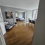 Luxury Appartment In 7Th District With Tour Eiffel View